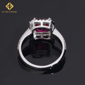Anillo de Moda de Plata de Ley 925 con Diamante Rojo Corte Esmeralda VVS, Anillo de Bodas para Mujer - Product Image 3
