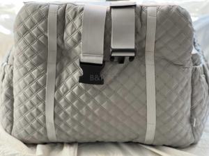 Cama cálida con correa de seguridad para mascotas, bolso de asiento elevador de viaje de cuero de lujo con diseño multifunción, cinturón de seguridad y correa para perros - Product Image 3