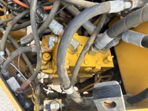 Rodillo Vibratorio de Doble Tambor Usado Caterpillar CB534D con Motor Diésel y Bomba, Disponibilidad Inmediata, Entrega Rápida para Carreteras - Product Image 6