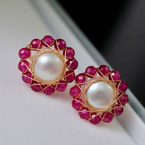 Pendientes de botón hechos a mano con alambre envuelto en oro de 14 quilates, perla natural de agua dulce rodeada de corindón rojo, pendientes redondos llamativos. - Product Image 3