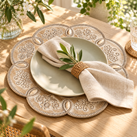 Assiette de présentation de luxe en plastique de 13 pouces, motif floral gaufré, effet antique texturé, pour décoration de réceptions de mariage et banquets