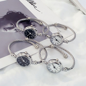 Montre-bracelet en alliage pour femme 38 mm, simple, tendance, polyvalente, artistique et unique, à quartz - Product Image 4