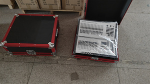 Chuyến bay trường hợp đóng gói ánh sáng sân khấu giao diện điều khiển bàn hoặc ngọc trai 1024b điều khiển <span class=keywords><strong>DMX</strong></span> 512 <span class=keywords><strong>Mixer</strong></span> cho Disco DJ bên câu lạc bộ buổi hòa nhạc - Product Image 4