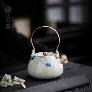 Théière Shangyan en céramique bleue et blanche avec motif pivoine et couvercle pour servir le thé - Product Image 1