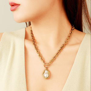 Collier en acier inoxydable avec perle baroque et fermoir OT plaqué or, à porter au quotidien - Product Image 2