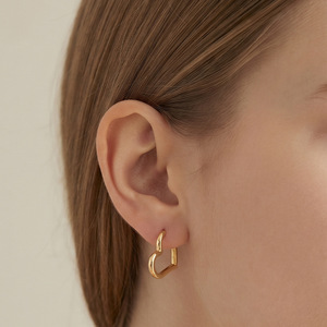 Pendientes de aro chapados en oro con forma de corazón, diseño minimalista, regalo para mujer - Product Image 1
