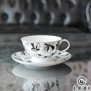 Elegante Taza de Té de Cerámica Floral en Blanco y Negro con Platillo a Juego, Perfecta para Servir Té o <span class=keywords><strong>Café</strong></span> en la Tarde, Uso en el Hogar y la Cocina - Product Image 1