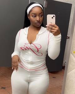 Completo Sportivo Due Pezzi <span class=keywords><strong>da</strong></span> <span class=keywords><strong>Donna</strong></span> 2025 con Logo Personalizzato, Tuta con Top Sexy Tinta Unita con Scritta, Collo con Cappuccio e Decorazione a Pieghe e Pantaloni - Product Image 3