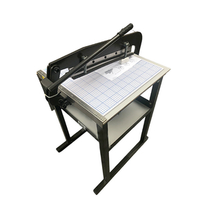 Tekstil örneklerinin rahat kesimi için ergonomik saplı masa örtüsü giyotin - Product Image 1