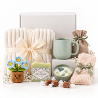 Coffret cadeau spa artisanal personnalisé avec couverture, tasse, bougie, savon, chaussettes, fleur au crochet pour cadeaux d'entreprise