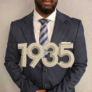 Broche dorée numéro 1935 avec strass, design en alliage, élégante, accessoire de revers pour costume, idéale pour les fêtes, mariages, décoration et cadeaux - Product Image 3