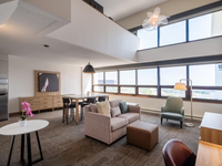 Meubles d'hôtel de qualité supérieure Staybridge Suites by IHG : Chaises et tables pour projets hôteliers