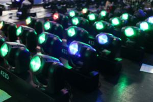 Projecteur de lumière à tête mobile à LED pour éclairage de scène, projecteur de lumière pour Dj, 4 pièces, 32W, RGBW, 4 en <span class=keywords><strong>1</strong></span> - Product Image 3