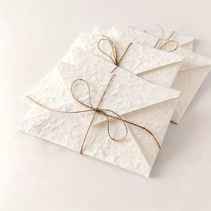 Buste di Lusso con Texture Goffrata, Buste Vintage in Carta di Cotone Fatte a Mano, Buste Artistiche Retrò per Auguri - Product Image 1