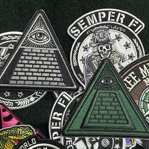 Parche Triangular Ojo de la Providencia <span class=keywords><strong>Illuminati</strong></span> (8.8cm) para Chaquetas y Mochilas - Product Image 1