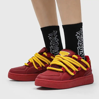 Chaussures de créateur personnalisées avec logo, baskets épaisses pour femmes en PU léger, motif Doodle/à carreaux, semelles rouges, pour hommes