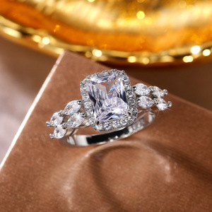 Anello con Cristallo Taglio Principessa per Donne, Elegante Accessorio Moda per Uso Quotidiano e Feste - Product Image 5