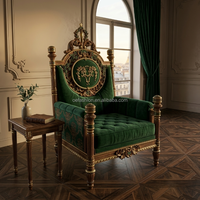 Lit bébé de luxe sculpté à la main avec revêtement en velours émeraude pour projets d'aménagement intérieur de palais et de villas