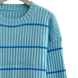 Pull-over pour femme à col rond, manches longues, avec rayures verticales bleu ciel clair et rayures horizontales contrastantes bleu foncé, en promotion. - Product Image 4