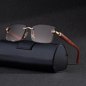 Lunettes de soleil sans monture Zx-98432 pour hommes, verres PC noirs, protection UV400, branches effet bois, design tête de léopard - Product Image 2