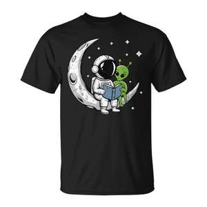 Camiseta de astronauta leyendo un libro a un extraterrestre en la luna, espacio, astronomía - Product Image 1