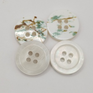 Nhà Máy Giá 19Mm Kích Thước Lớn Nút Bóng Ngọc Trai Vỏ Màu Trắng 30L <span class=keywords><strong>4</strong></span> Lỗ Quần Áo Áo Nút - Product Image 6