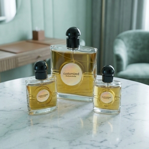 Flacon de <span class=keywords><strong>parfum</strong></span> vide en verre transparent de luxe rechargeable avec logo personnalisé, 30/100 ml, avec pulvérisateur à pompe et capuchon en dôme noir mat - Product Image 1