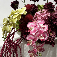 Arrangement floral artificiel d'orchidées roses et blanches bordeaux, anthurium suspendu, amarante, centre de table floral pour la décoration de table de mariage