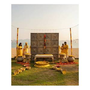 ฉากหลังแบบดั้งเดิมของอินเดียแกะสลักด้วยมือ |   ของตกแต่งงานอเนกประสงค์ด้วยผงฮัลดีและเมเฮนดี - Product Image 1