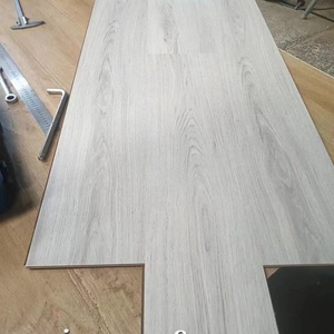Meilleur prix <span class=keywords><strong>Parquet</strong></span> en bois d'ingénierie stratifié de couleur grise Revêtement de sol stratifié - Product Image 1