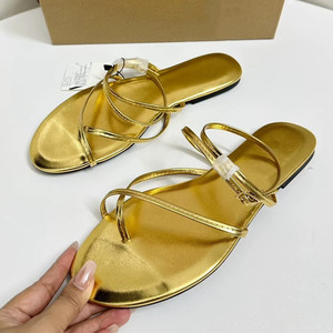 Sandales plates pour femmes en cuir PU aspect métallisé doré avec anneau d'orteil, tongs et pantoufles pour les vacances à la plage - Product Image 1