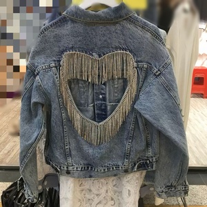 Jaqueta Feminina Jeans Azul Lavado com Coração Vazado nas Costas, Corrente de Strass e Franjas – Tendência da Moda - Product Image 3
