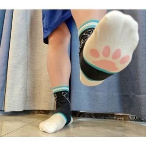 Calcetines antideslizantes con estampado animal para mujer, transpirables, absorbentes del sudor, para jóvenes de 18 a 40 años, estilo color block en negro, blanco y azul - Product Image 3