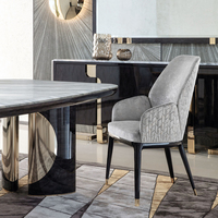 Fauteuil moderne de luxe gris texturé avec dossier incurvé, motif diamant, pieds noirs et embouts dorés, chaise de salle à manger