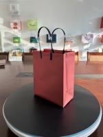 Sac cadeau réutilisable en plastique plaqué aluminium brossé à fond carré, finition métallique mate, logo personnalisable, pour exposition