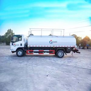 Camion-citerne Isuzu 4x2 de 10 m³ pour le ravitaillement en pétrole brut, essence et diesel - Product Image 6