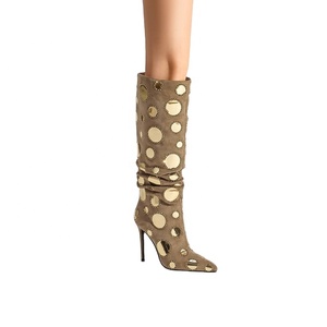 Bottes hautes en daim doré à clous miroir personnalisées OEM ODM pour femmes, à bout pointu et talon aiguille, style western pour l'été et l'hiver - Product Image 2