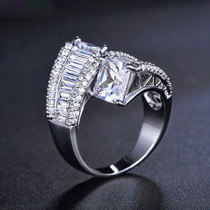 Anello di Lusso a Forma di Trapezoide con Zirconi per Donne, Gioiello da Dito Scintillante e Alla Moda - Product Image 6