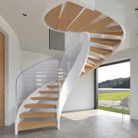 Escalier en colimaçon moderne haut de gamme avec garde-corps en verre Nouveau design Bande de roulement en bois pour Villa Appartement Hôtel