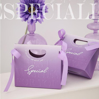 Boîte à bonbons personnalisée avec poignée de transport, pelliculage mat, gaufrage, revêtement UV, ruban violet et nœud, emballage cadeau pour friandises