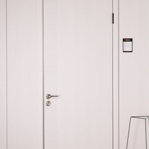 Puerta Interior Minimalista de MDF Sólido con Aislamiento Acústico, Apertura Lateral, Superficie Acabada - Product Image 1
