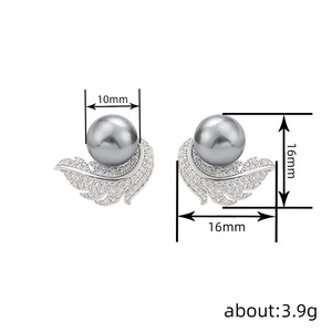 Boucles d'oreilles rondes en plumes pour femmes, design inspiré de la nature, accessoires d'oreille pour un usage quotidien - Product Image 4