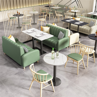 Maßgefertigtes modernes Restaurant-Sitzgruppen-Set mit Steinplatte, goldener Restauranttisch und Stühlen, Restaurantsofa für Café und Coffeeshop