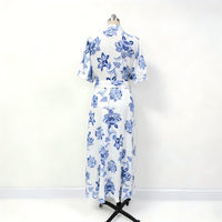 Robe maxi d'été à imprimé floral, tissu en rayonne doux, col en V, style décontracté, fente latérale, taille unique, taille naturelle, tissage respirant