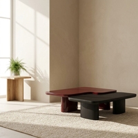 Ensemble de tables basses sur mesure en bois peint moderne et durable, avec dessus arrondis superposés, pour salon design, pour projet de villa de luxe en Pologne