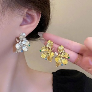 Boucles d'oreilles tendance européennes et américaines, plissées, en forme de fleur, plaquées or, avec diamants colorés, pour soirée, style luxe léger - Product Image 3