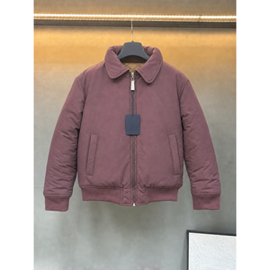 Blazer pour femme en tissu rouge vin, col montant, fermeture éclair, rembourré, avec poignets côtelés et poches latérales, pour un usage quotidien - Product Image 1