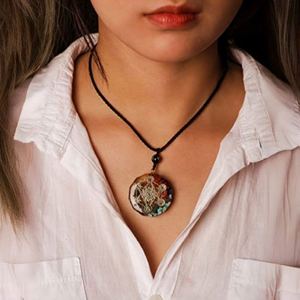 Pierre de yoga en pierre naturelle irrégulière colorée, pendentif en pierre colorée pour la guérison spirituelle et la méditation énergétique positive - Product Image 6