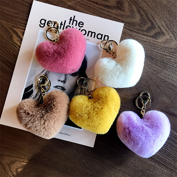 Vente en gros de pompons porte-clés en fourrure multicolore en forme de cœur porte-clés de sac en fourrure à pompons tendance pour cadeaux