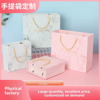 Sac cadeau rectangulaire de luxe en carton blanc personnalisé à prix de gros abordable pour cosmétiques, vêtements, souvenirs festifs, avec poignée, OEM